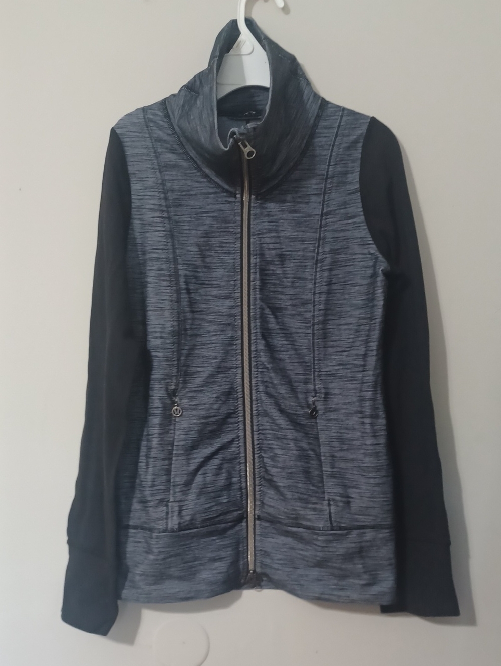 Lululemon Women's Heather Gray Full-Zip Jacket with Black Sleeves. NWOT. Size S
